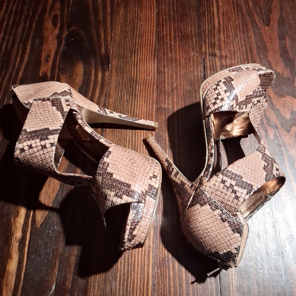 NINE WEST, SNAKE SKIN,  MOCHA/BROWN  POLMAN PLATFORM SANDAL. SIZE 9M.